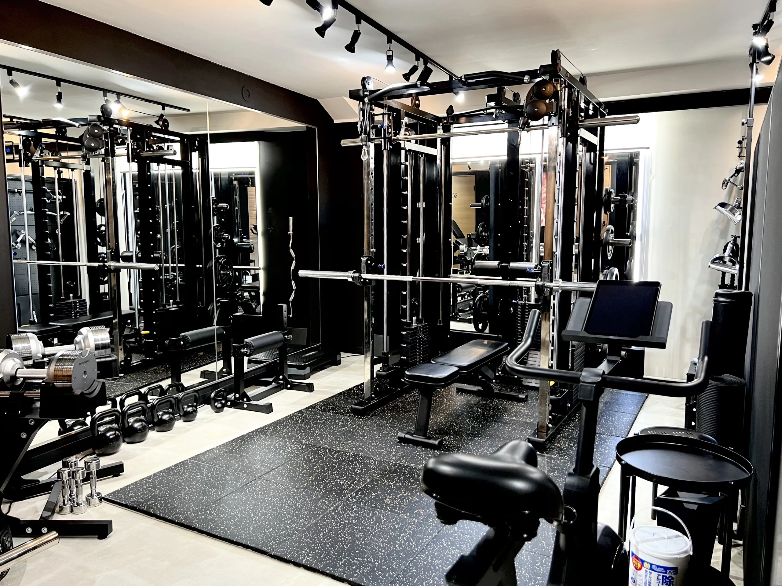 IMG_9029のコピー2 - 神楽坂・飯田橋で人気のパーソナルジム|QUALITAS神楽坂店【トレーニング×痩身エステ】 神楽坂・飯田橋エリアで人気のパーソナルジムQUALITAS神楽坂店のトレーニング施設の内装