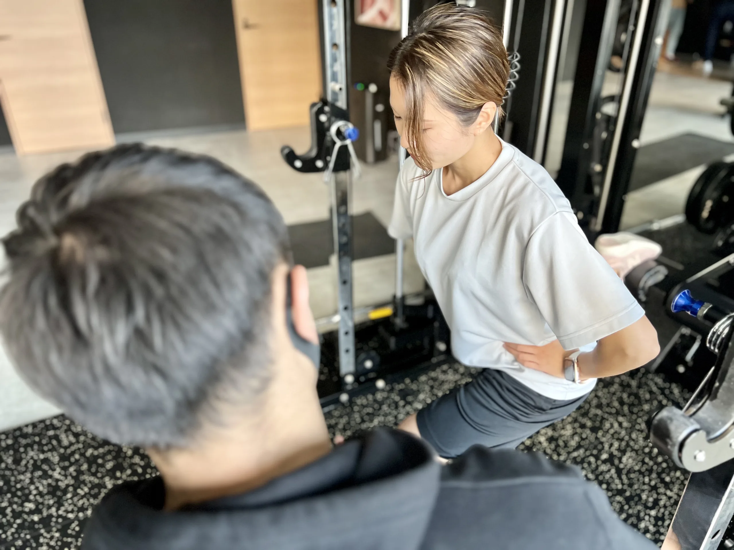 IMG_2923のコピー | QUALITAS神楽坂店【トレーニング×痩身エステ】 神楽坂・飯田橋のパーソナルジム QUALITAS神楽坂店で男性トレーナーにトレーニング指導を受けている女性