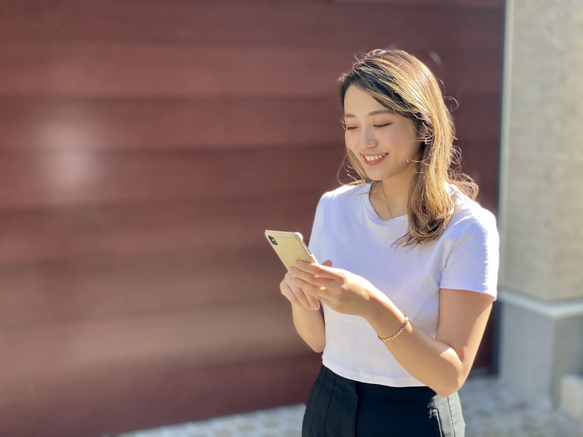 スマートフォンを操作している女性