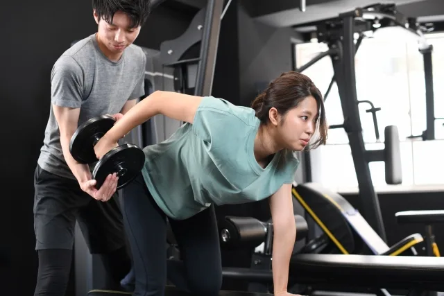 トレーニングする女性