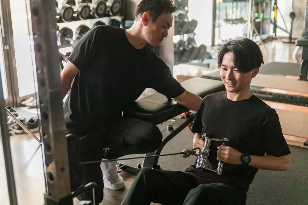 パーソナルトレーニングを受けている人