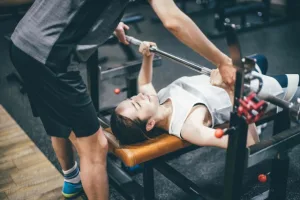 ウェイトトレーニングする人