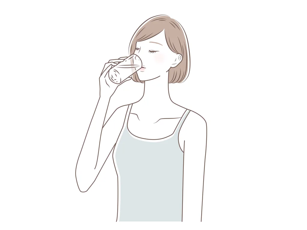 水を飲む女性