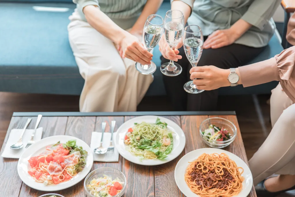 食事をしている女性