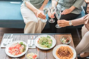食事をしている女性