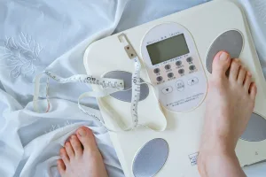 体重を測ろうとしている人