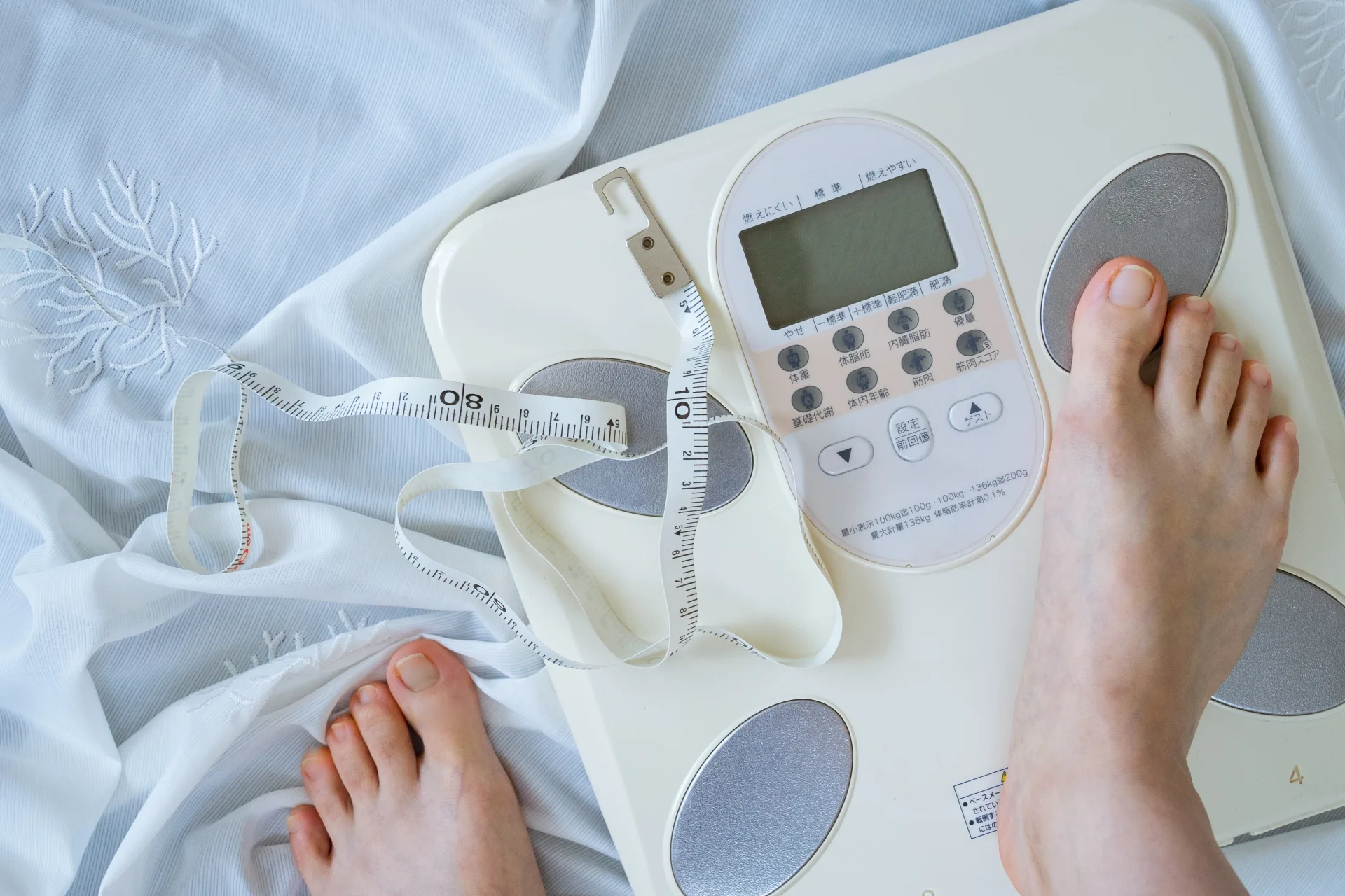 体重を測ろうとしている人