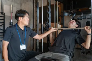 パーソナルトレーニングを受ける男性