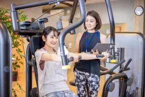 パーソナルトレーニングを受けている女性