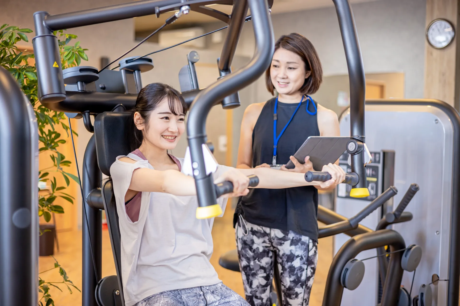 パーソナルトレーニングする女性