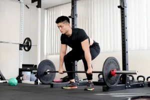 トレーニングする男性