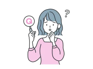 Qの札を持ってる女性