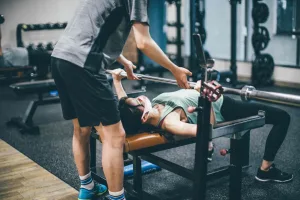 パーソナルトレーニングを受けている人