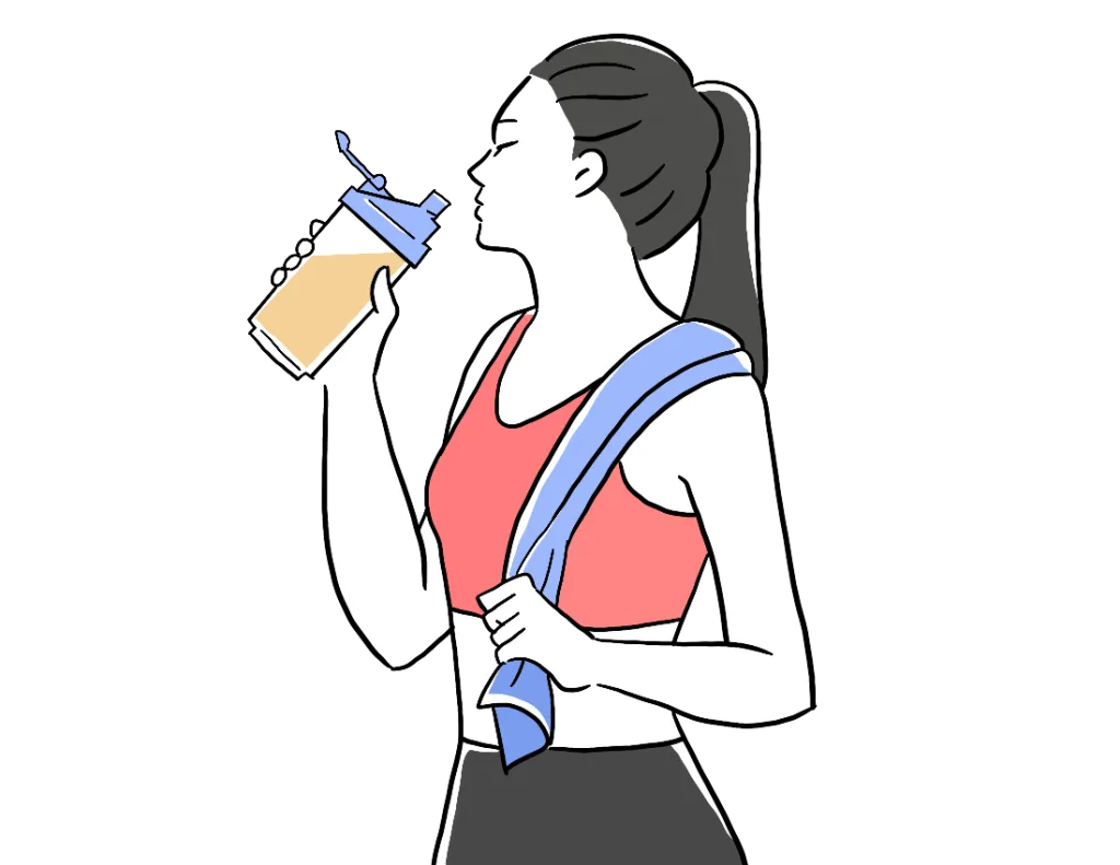 プロテインを飲む女性