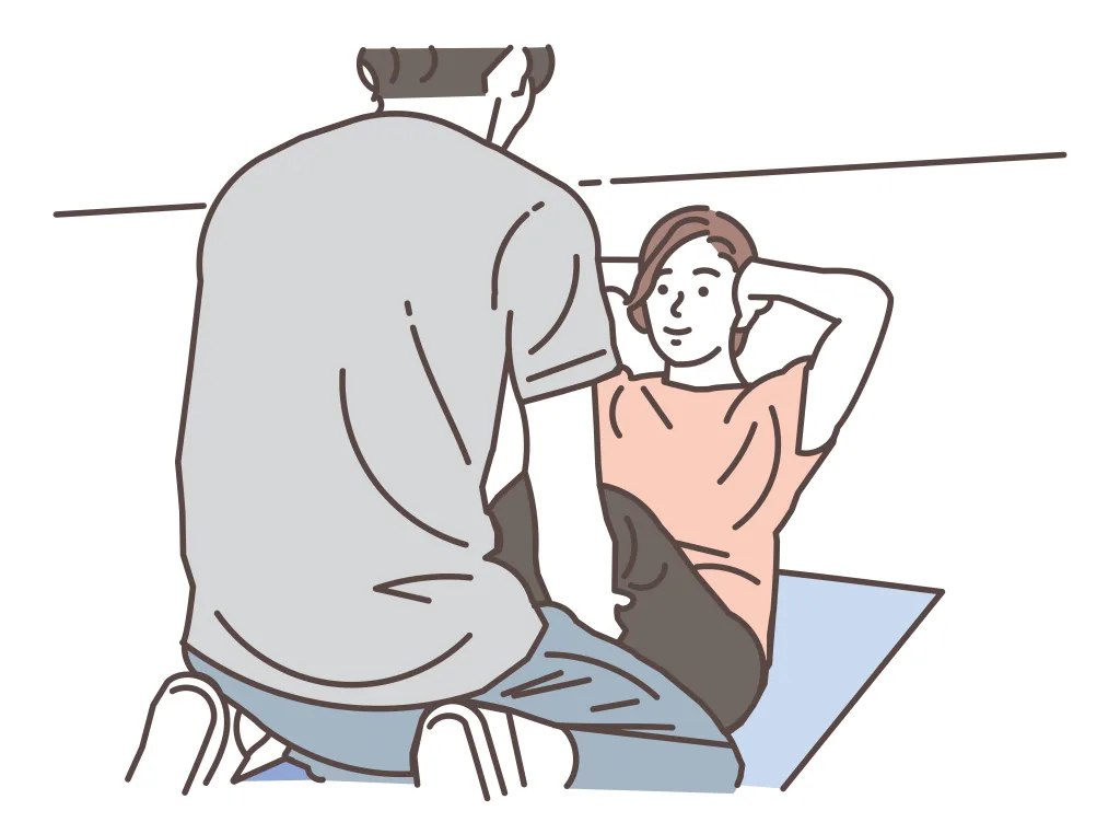 腹筋する女性とトレーナー