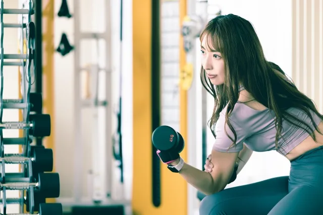 筋トレする女性