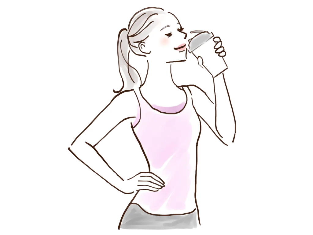 トレーニング後にプロテインを飲む女性