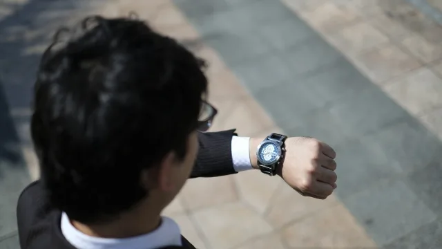 ジムの時間を確認している人