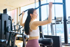 筋トレしている女性