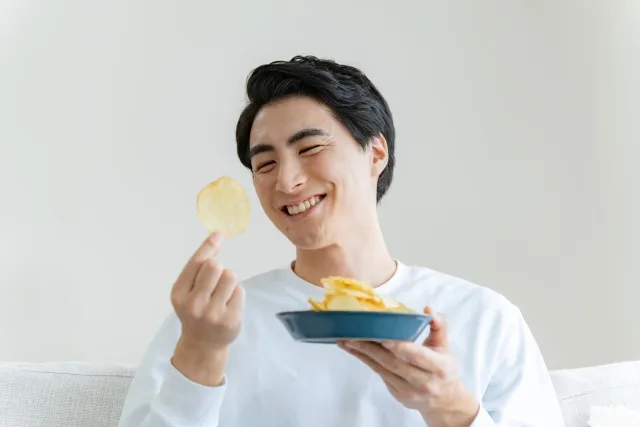 31175549_s | 神楽坂のパーソナルジム|QUALITAS神楽坂店 ダイエット成功後に爆食している男性